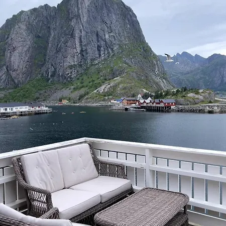 Traditional Hamnoya Rorbua With Spectacular View!